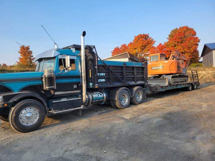 Camion benne et engin de chantier Sainte-Marie