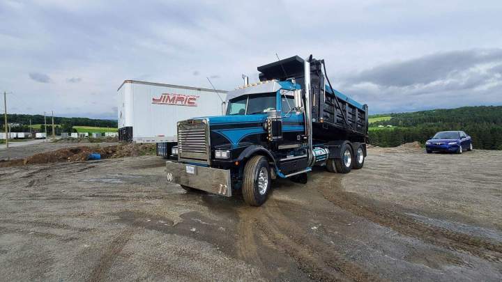 Camion benne pour chantier Sainte-Marie